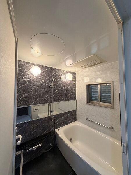 ゆったりとした1418サイズの浴室。追焚機能・浴室乾燥機・ミストサウナ等、充実の設備仕様です。