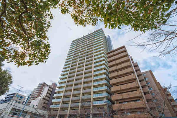 RC造25階建マンションの13階部分。地下鉄谷町線「谷町六丁目」駅まで徒歩3分、3沿線利用可能です。