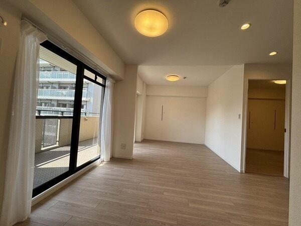 LDKは約13.2帖。7階部分、陽当り・通風・眺望良好な南向きバルコニーに面する、心地良い空間です。