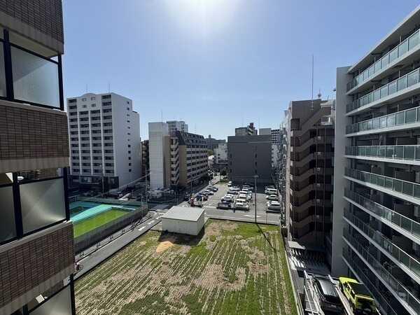 7階部分に位置する住戸からの眺望です。前面は開けており、晴れた日には気持ちの良い青空を楽しめます。
