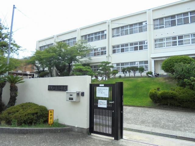 羽曳が丘小学校 940m 写真撮影日：2026-03-13