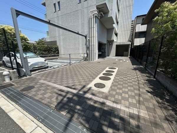 敷地内に駐車場が設けられています。現在空き無しの状況ですが、変動しますので都度お問い合わせください。