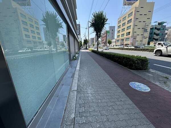 名工建設施工のマンションです。エントランス前には歩道が整備されており安全に通行できそうです。