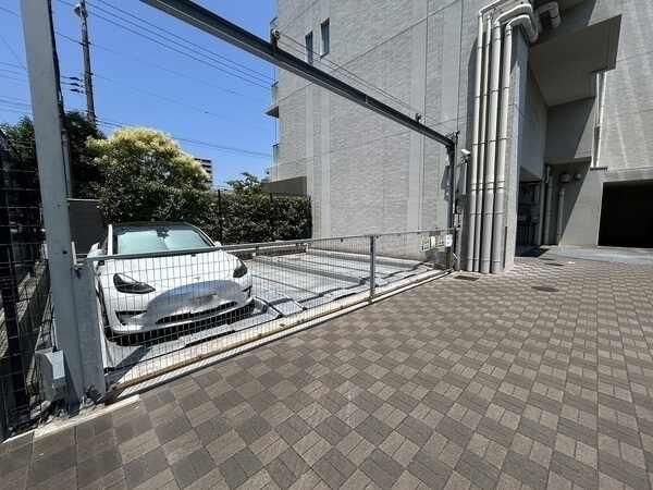 敷地内平面駐車場の様子です。共用部は重厚感のあるデザインで統一され、建物全体に一体感があります。