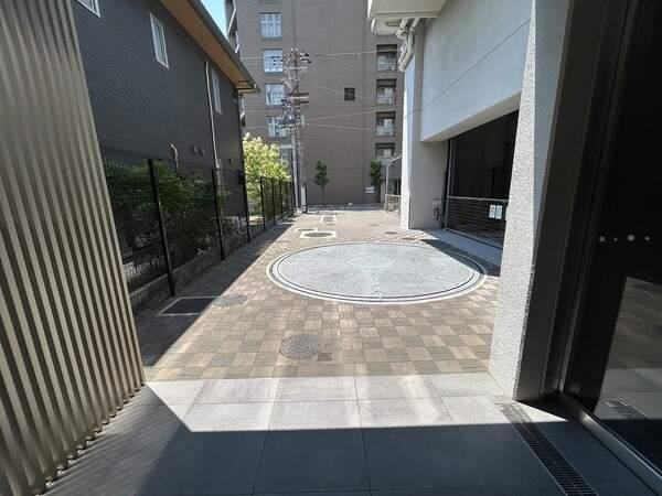 敷地内にはバイク置き場もございます。共用部は整然と保たれており、管理状態の良さが伺えます。