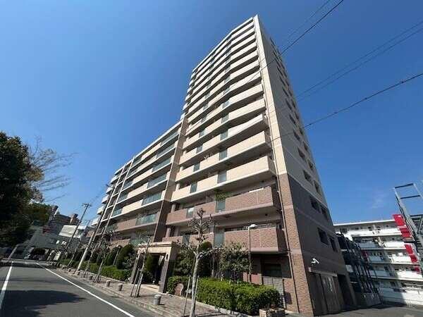 全70戸、地上15階建のＲＣ造マンション。留守にしがちな日中帯は管理員により有人管理されております。