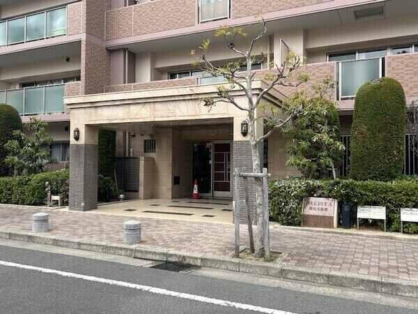 オートロックやモニタ付きインターホンが採用されているマンションです。防犯面に配慮されています。