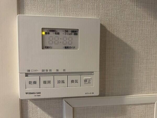 浴室乾燥暖房機の操作パネルです。雨の日や花粉の季節の洗濯物乾燥や寒い日の暖房に重宝します。