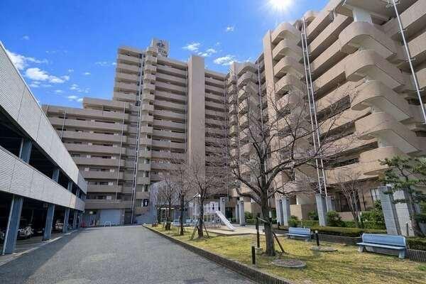 南向き住戸につき陽当り・通風良好です。心地よい風と陽光が差し込む、快適な空間で過ごせそうです。