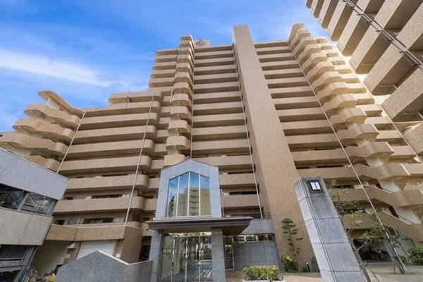 食器洗乾燥機や浴室乾燥機など機能的な設備が暮らしをサポートします。トランクルームも備わっています。