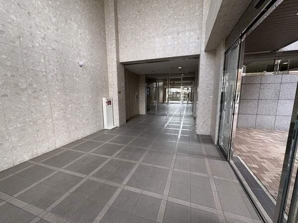 天井が高く、開放感のあるロビーです。総戸数164戸。地上15階建マンションの5階部分に位置します。