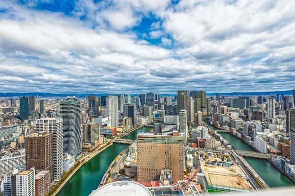 53階部分の高階層につき、大阪都心部の遠くまで広がる景色をお楽しみいただけます(天候による)。