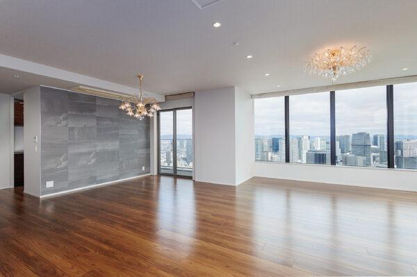 開口部が大きく、陽当り良好。天井カセットエアコンや床暖房などの暮らしを快適にする設備がございます。