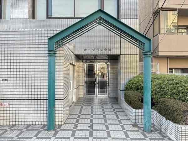 エントランスにはオートロック付き。また、留守にしがちな日中帯は管理員により有人管理されています。