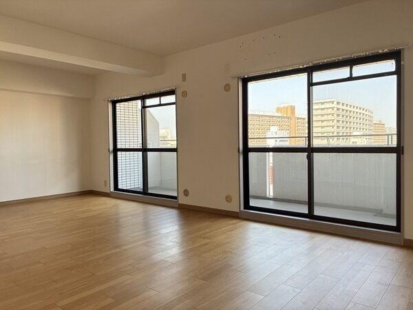 東向きバルコニーに面し、爽やかな朝日が差し込みます。明るい空間で気持ちよく朝を迎えることができます。