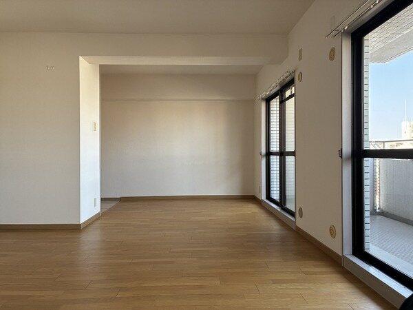 LDは約13.4帖の広さ。地上10階建の8階部分に位置しており、陽当り・通風・眺望良好です。