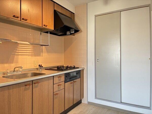 キッチンは約2.8帖、LDに生活感が出にくい独立型です。洗面室へも直接出入りできる設計です。