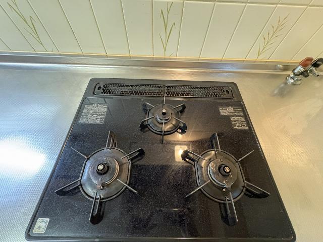 発電・温水設備 3口ガスコンロ  写真撮影日：2026-04-10