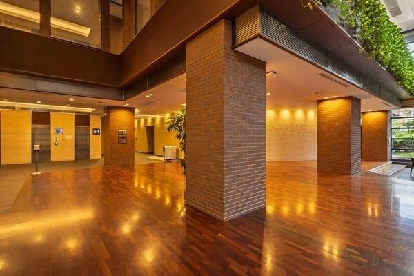 ホテルライクな雰囲気のロビー。キッズルームやシアタールームなどの充実した共用施設も魅力です。