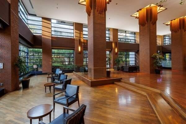 ラグジュアリーで上品な印象のロビー。日々の暮らしを快適にサポートするフロントサービスがございます。