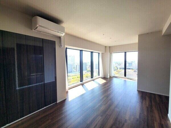 LDKはゆとりある約23.6帖の広さ。南・西2面に大きな窓が配された、明るく開放的な空間です。