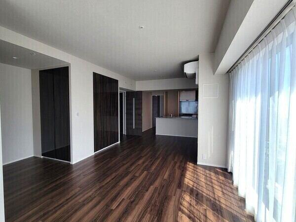 ダークカラーの建具や床材が採用されており、落ち着いた印象の内装。こだわりの家具も引き立ちそうです。