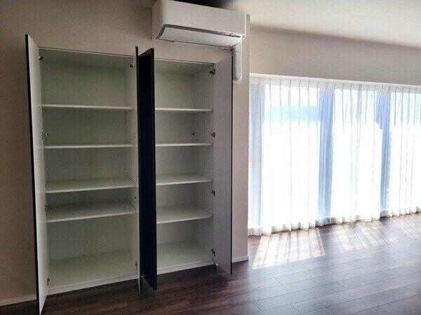 LDK内に複数の収納が設けられています。掃除用具や常備薬、ご家族共有の文具などを分けて収納できます。