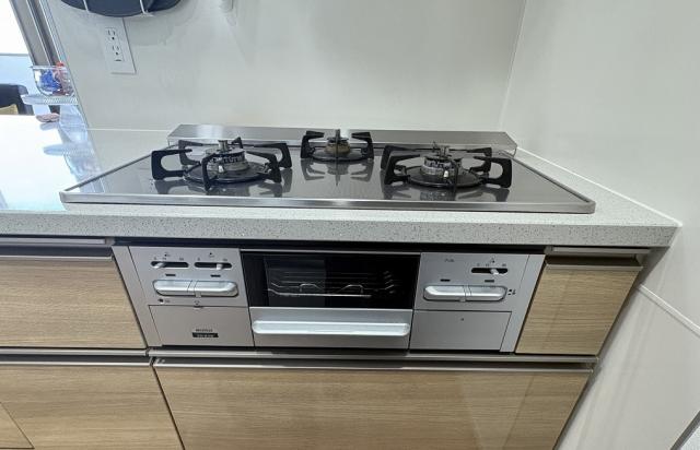 発電・温水設備 三口コンロ  写真撮影日：2026-04-06