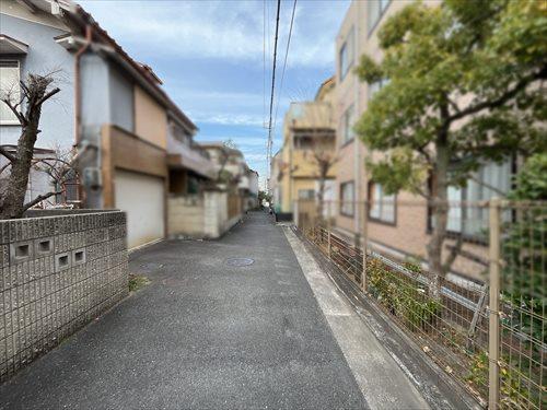 東側前面道路です。