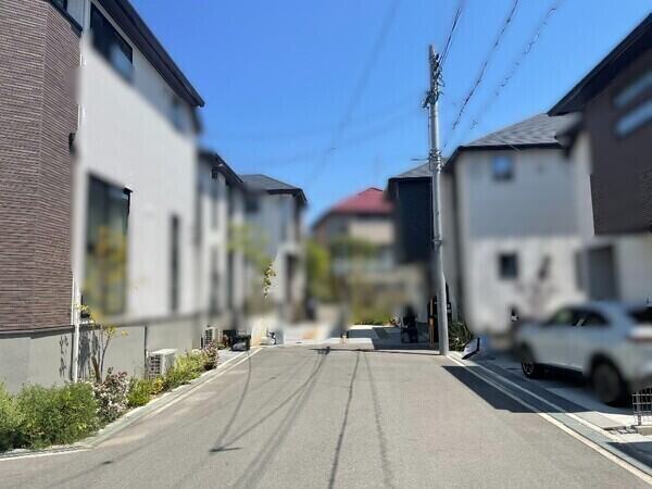 南側が約6.7m幅の公道に面しています。車1台分が駐車可能なカースペース有り(車種による)。