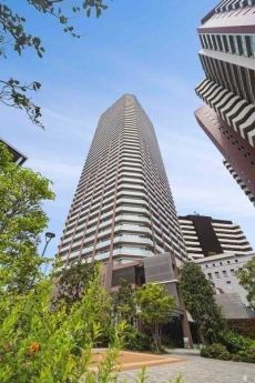 地下鉄千日前線・中央線「阿波座」駅まで徒歩3分と利便性良好。総戸数565戸の大規模レジデンスです。