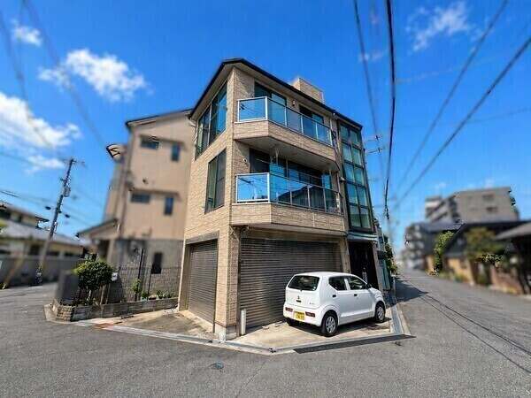 2001年6月築のオール電化3階建戸建。大阪メトロ今里筋線「だいどう豊里」駅徒歩10分の立地です。