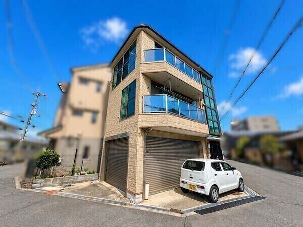 シャッター付き駐車スペース有り(車種による)。前面道路幅員は約6mで車の出し入れもしやすそうです。