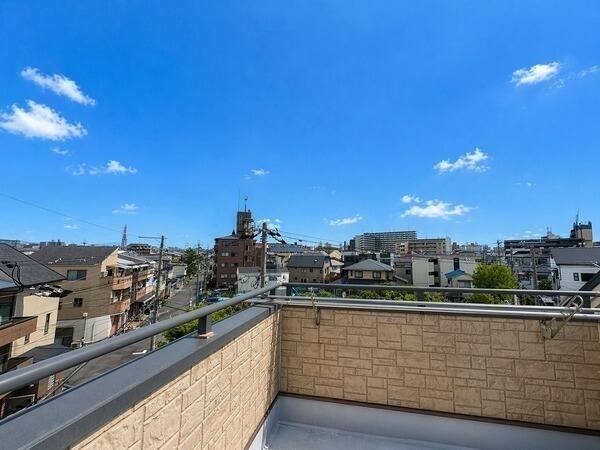落ち着いた住環境です。遠くの空まで見渡せ、晴れた日には気持ちの良い青空を楽しむことができそうです。