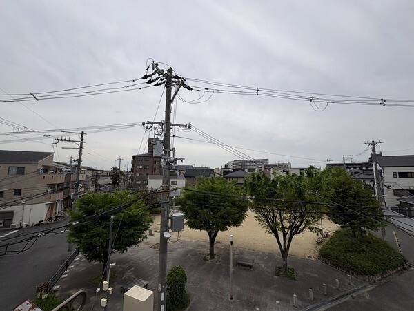 住戸からの眺望です。前面は公園のため開放感があり、陽当り・通風良好です。緑を感じることもできます。