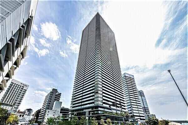 京阪中之島線「中之島」駅徒歩2分の地に聳え立つ、地上55階建×全894戸の超高層タワーレジデンス。