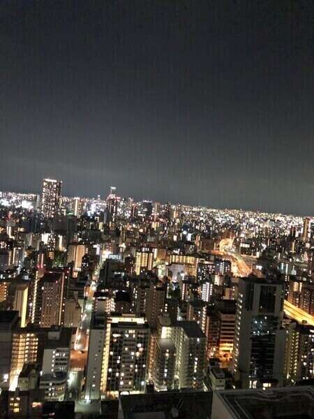 目の前に視界を遮る建物がなく、市街地が望めます。昼と夜で違った雰囲気の景色が楽しめそうです。