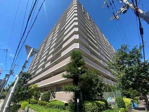 SRC造地上15階建マンションの5階部分。京阪本線「関目」駅まで徒歩6分、3路線利用可能な立地です。
