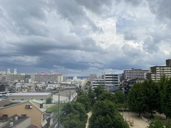 前面に高い建物が無く陽当り・通風・眺望良好。眼前には「関目中央公園」が広がり、開放感が感じられます。