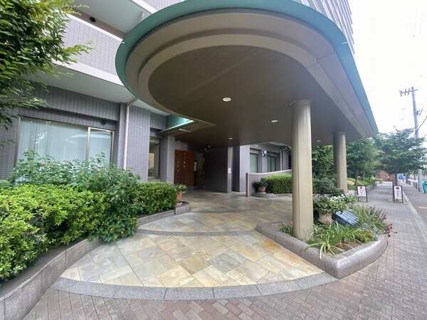 大阪市立関目小学校：約380m、関目中央公園：約20m。子育て世帯も暮らしやすい住環境です。