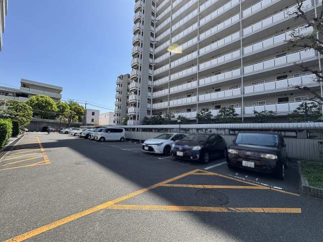 駐車場(共用設備)  写真撮影日：2026-05-11
