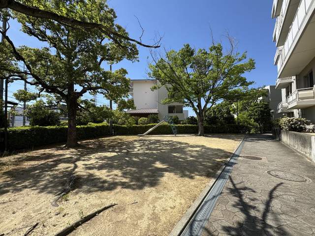 マンション敷地内公園 30m 写真撮影日：2026-05-11