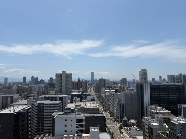 市街地が望める都会的な街並み。視界を遮る背の高い建物が隣接していないため、遠くまで景色を楽しめます。