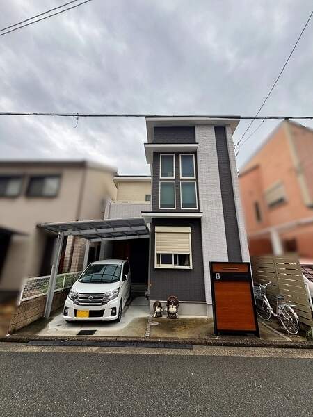 前面道路は幅約6m。比較的視界の開けた直線道路で、お車の出入り時にも落ち着いて安全確認できます。
