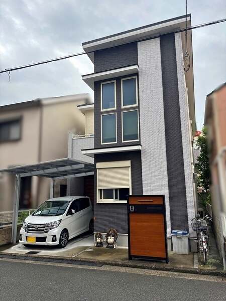 2面バルコニー付きの住まい。外壁・外構共に綺麗な状態です。1台分のカースペースあり(車種制限あり)。