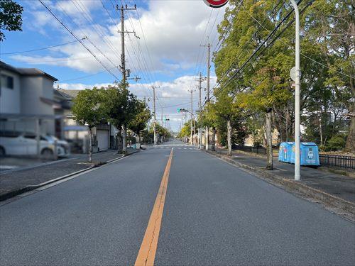 東側前面道路（２０２５年１２月撮影）