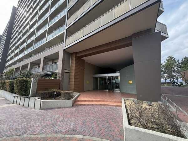 お住まいの方やゲストを迎えるエントランス。エントランス前には歩道が整備されており安全に通行できます。