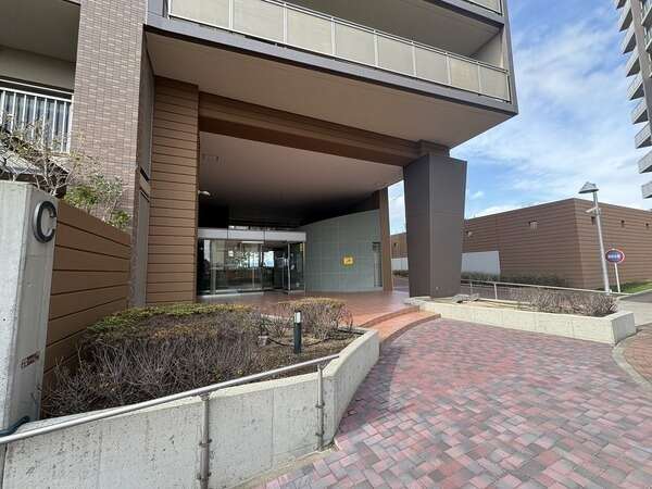 エントランス部分は屋根付きのため、天候が悪い日でも雨に濡れることなく落ち着いて出入りができます。