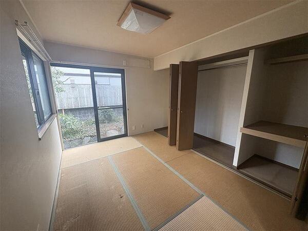 1階・約6帖の和室(南東側)。2面採光で明るく風通しも良好。南側の掃き出し窓から庭へ出入り可能です。