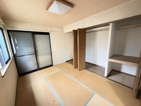 1階・約6帖の和室(南東側)。大容量の収納はハンガーパイプや中段が備わり、整理整頓に役立ちそうです。